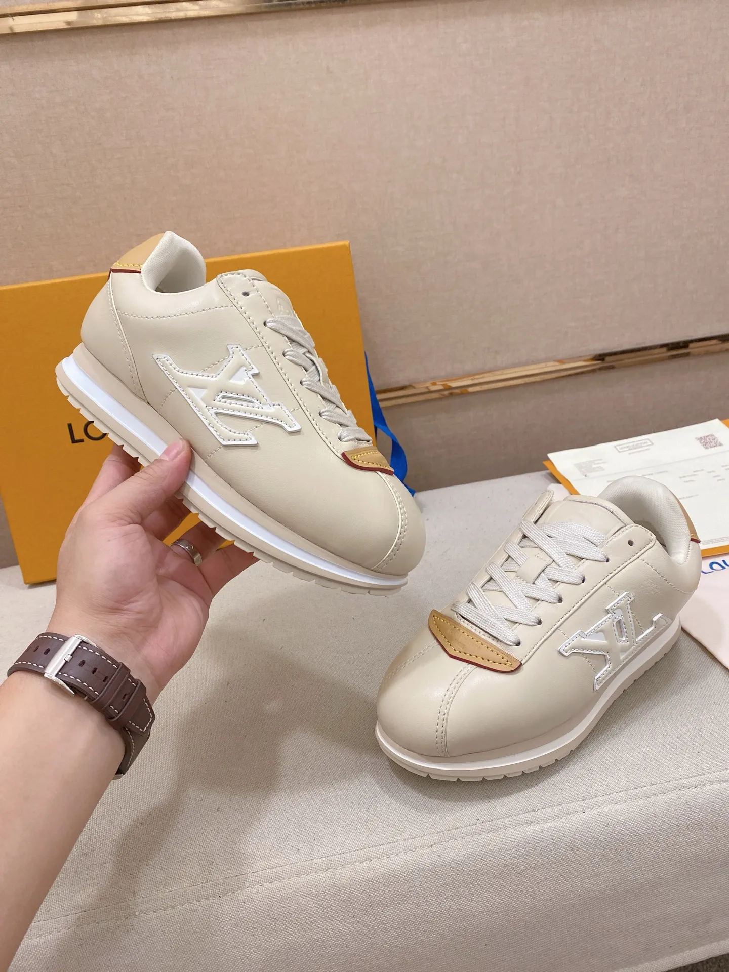 Men's shoes💰: Couple style 700💰LOUIS VUITTON Footint Soccer sneakers‼ ️ The top version, the same sneakers for LV couples. You will look fashionable when you wear them. This Footint Soccer sneaker was unveiled in the 2025 spring and summer series fashion show. The tongue is embellished with the Lvers United badge inspired by the football team. The rubber sole of the foot is decorated with multiple Louis Vuitton logos. The original latest packaging. Fabric: original imported cowhide. Lining: original imported breathable mesh. Foot pad: original injection molding pad. Outsole: original molded T combination outsole. Size: 35-45.